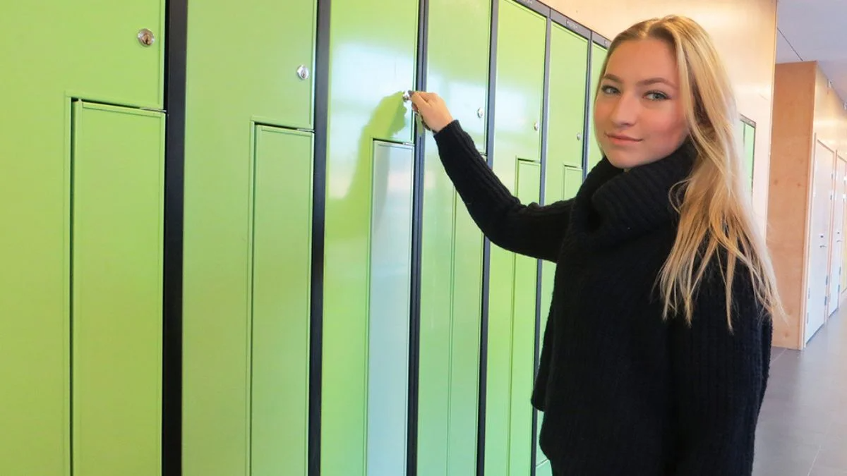 Garderobeskabe i stål med cylinderlås og greb til hængelås